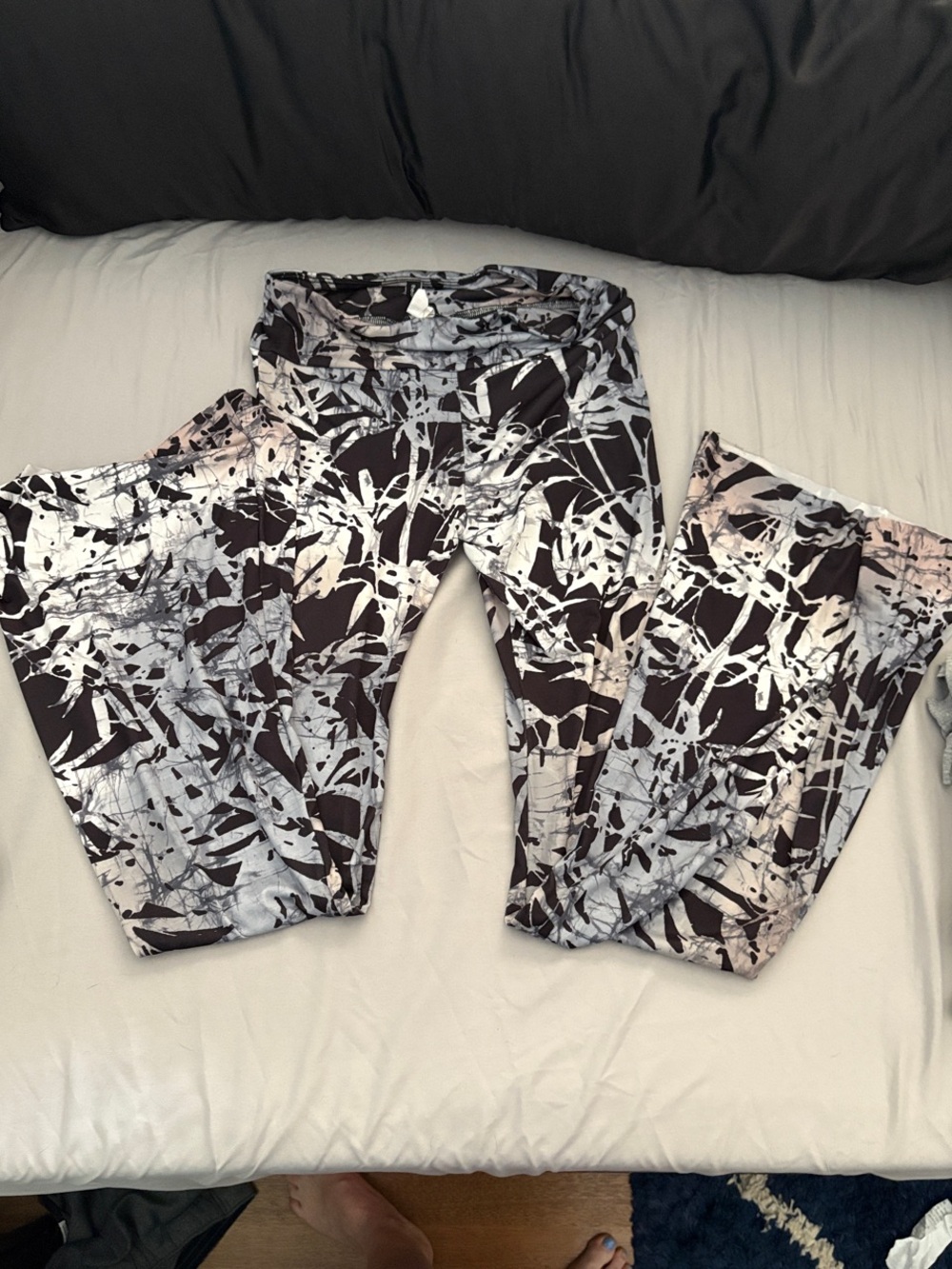 Onzie Boot Cut Flare yoga pants in Black, White & Light Gray Abstract Print M/L